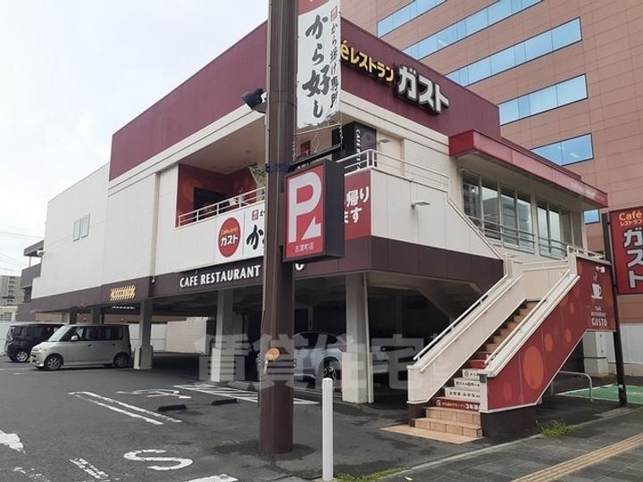 ラ・フュンフの周辺