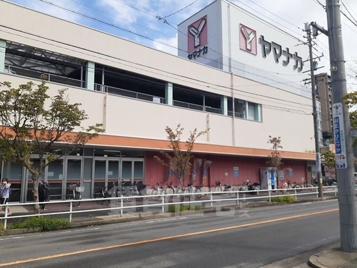 ラ・フュンフの周辺