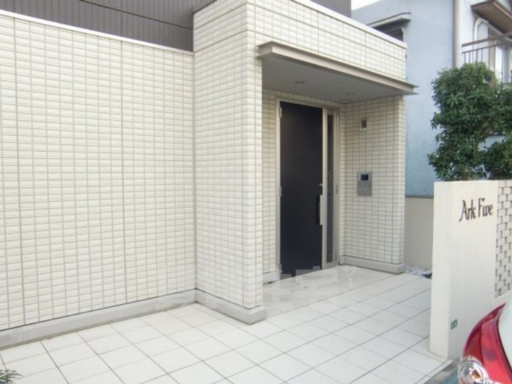 アークファイブの玄関
