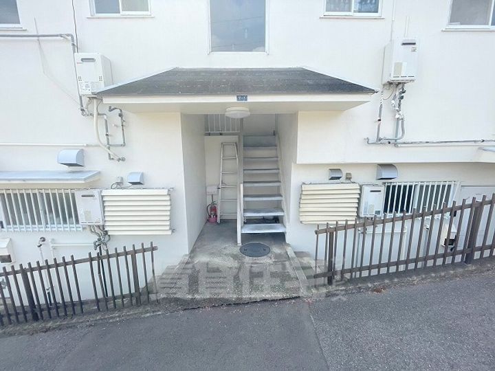 トモダハイツの玄関