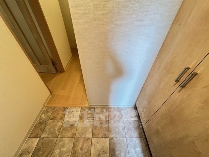 大阪府泉大津市東港町の賃貸アパートの玄関