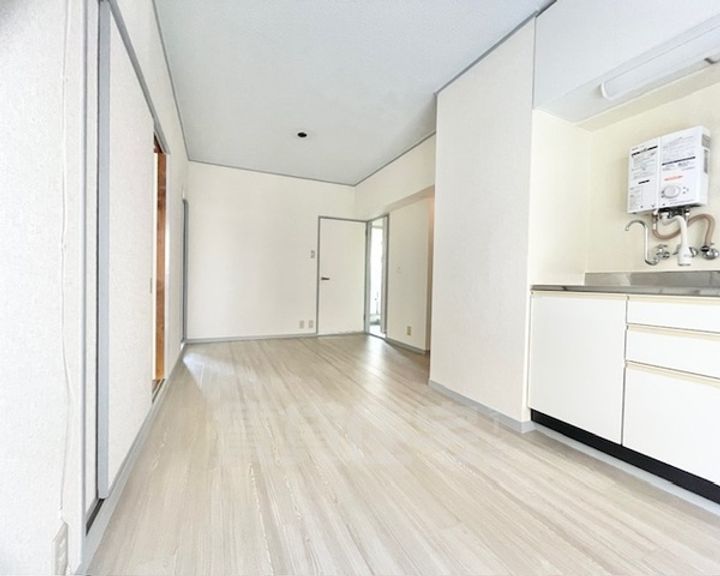 大阪府摂津市学園町2丁目の賃貸マンションの居間