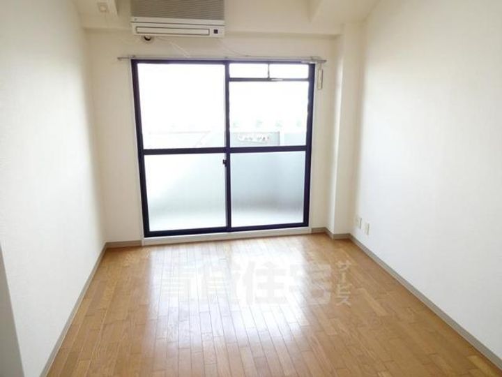 ラ・テール西田弐番館の居間