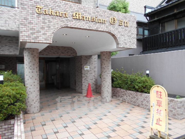 宝マンション大須の玄関