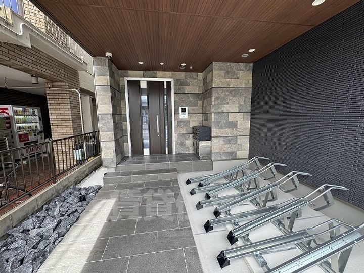 兵庫県西宮市門戸荘の賃貸アパートの玄関