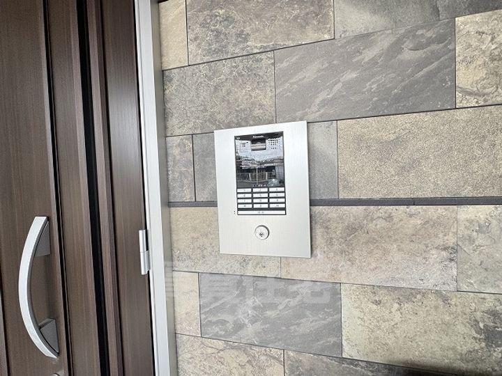 兵庫県西宮市門戸荘の賃貸アパートの玄関