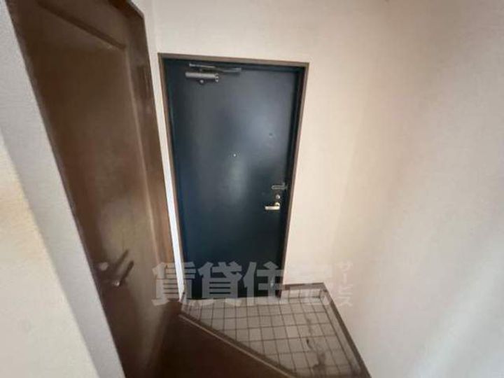 葛城マンションの玄関