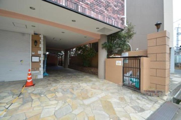 大阪府茨木市総持寺駅前町の賃貸マンションの玄関