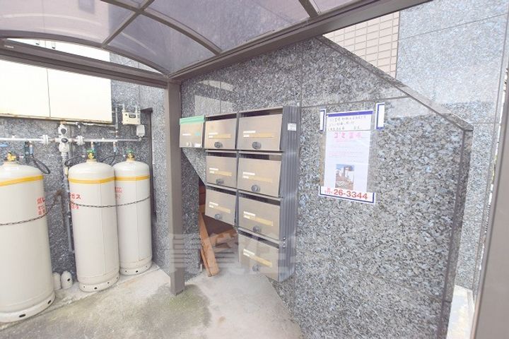 弘成エステートビルの玄関