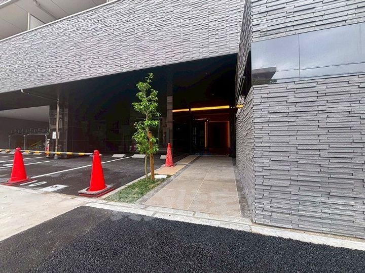 エスリード桜山ル・ヴェールの玄関