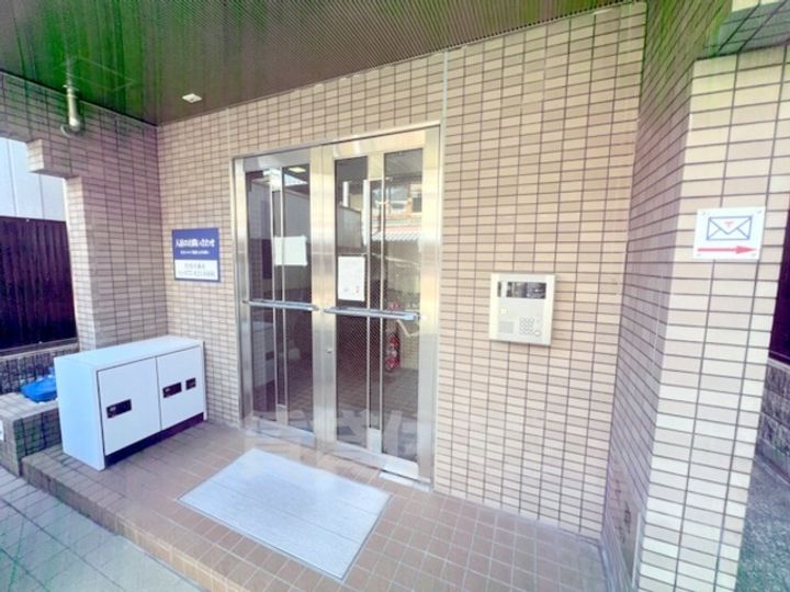 アブレスト四条大宮の玄関