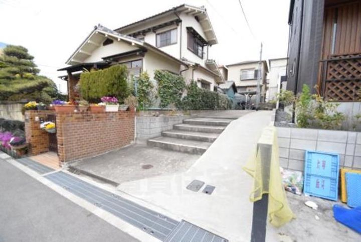 大阪府摂津市東別府2丁目の賃貸アパートの玄関