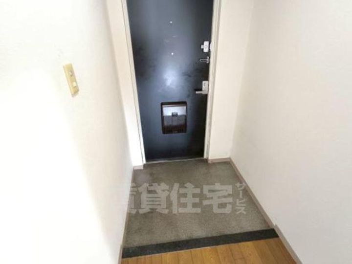 大阪府豊中市西泉丘1丁目の賃貸マンションの玄関