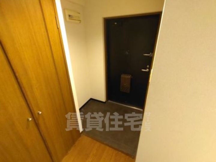 大阪府吹田市山田東1丁目の賃貸マンションの玄関