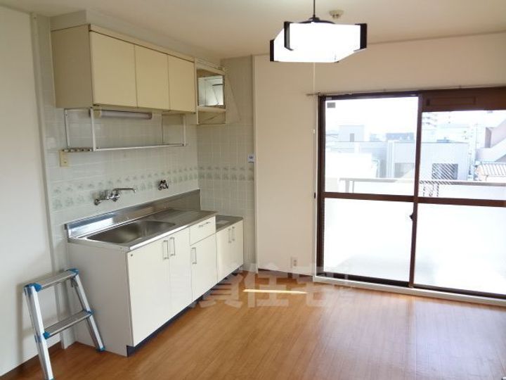 メゾンベェルレーヌの居間