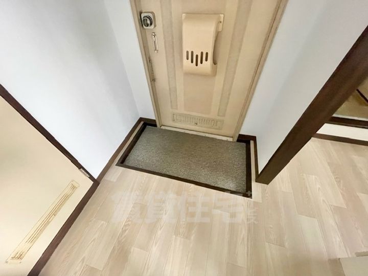 大阪府茨木市鮎川4丁目の賃貸アパートの玄関