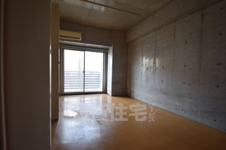 大阪府大阪市住吉区苅田7丁目の賃貸マンションの居間