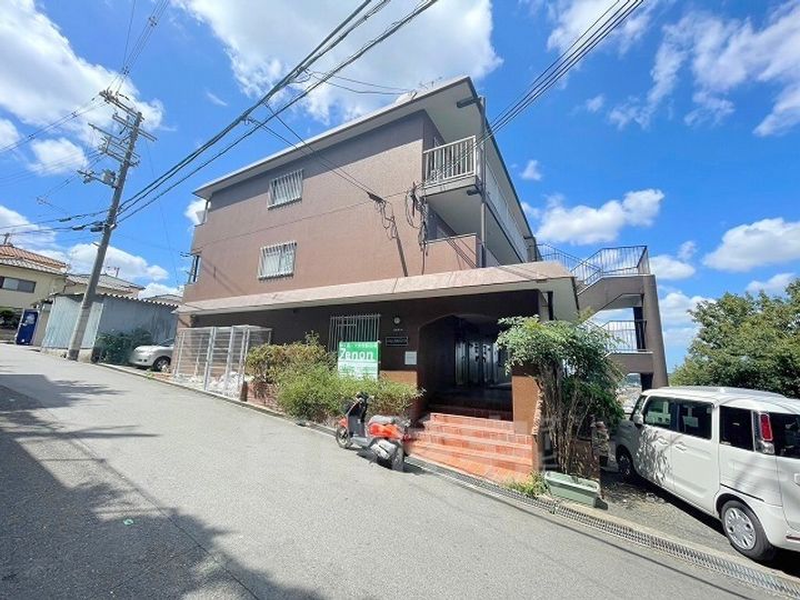 玉手山内外ハイツの外観