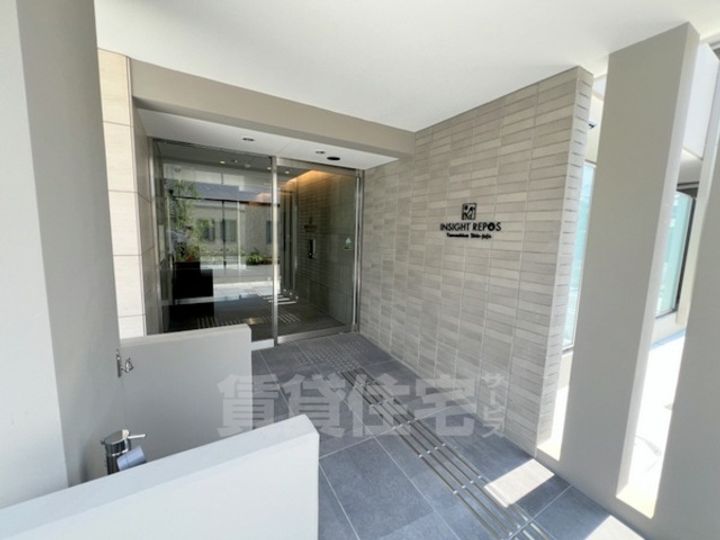 インサイトルポ山科新十条の玄関