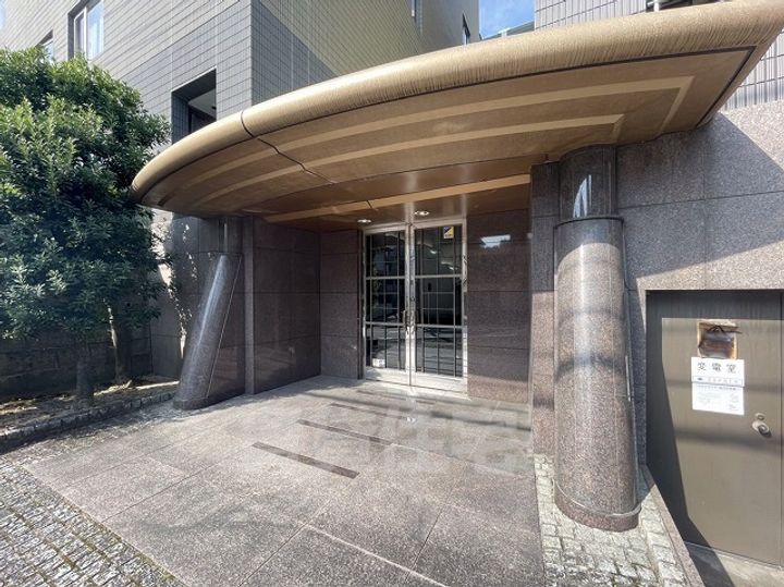 ダイアパレスロイヤル八事の玄関