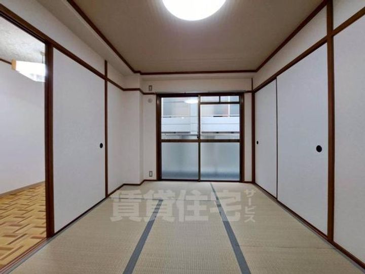 パレス・トミの居間