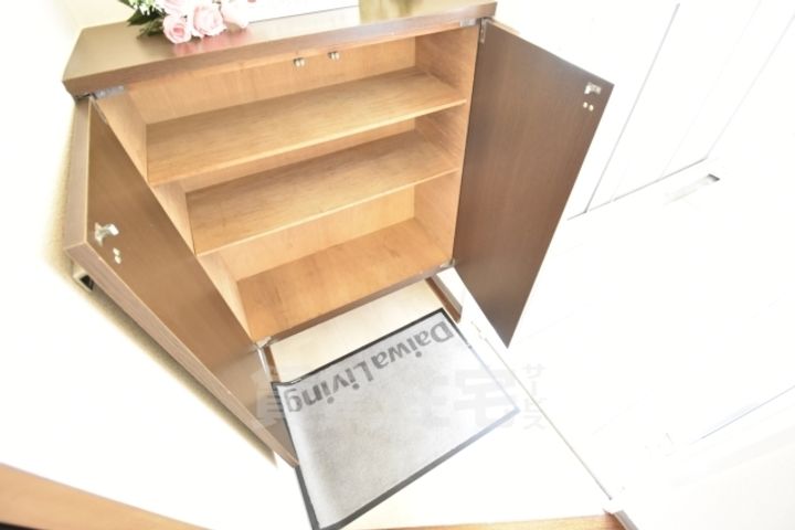 大阪府堺市南区和田東の賃貸アパートの玄関