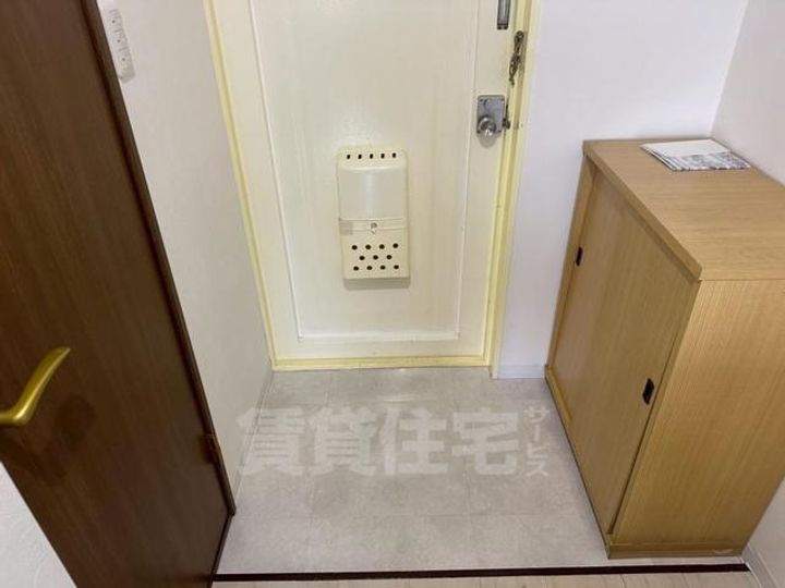 大阪府豊中市岡上の町3丁目の賃貸マンションの玄関