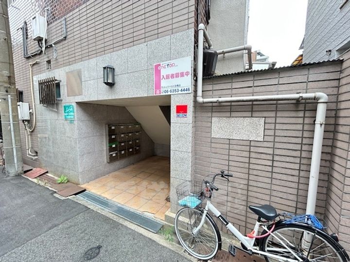 マンション八笑園の玄関