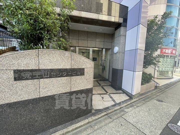 愛知県名古屋市千種区覚王山通9丁目の賃貸マンションの玄関