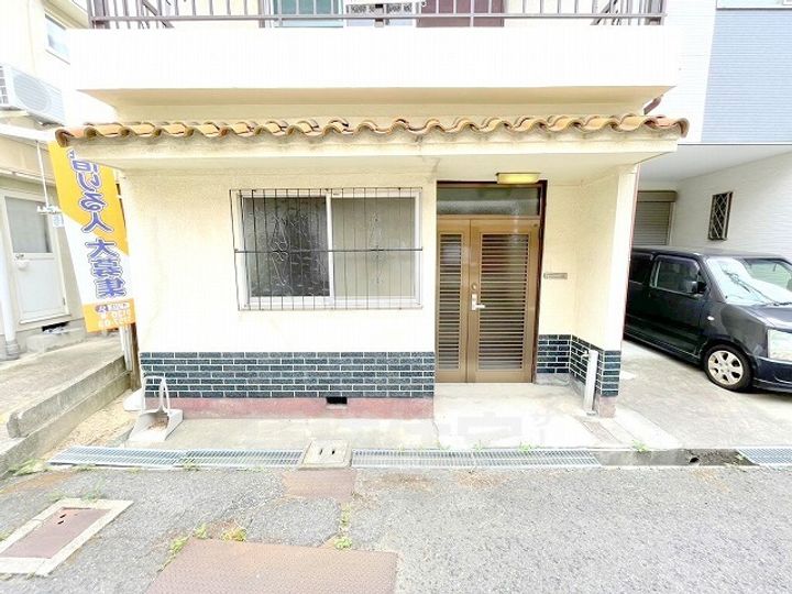大阪府羽曳野市高鷲10丁目(一戸建)の賃貸物件の玄関