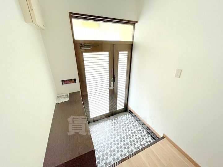 大阪府羽曳野市高鷲10丁目(一戸建)の賃貸物件の玄関