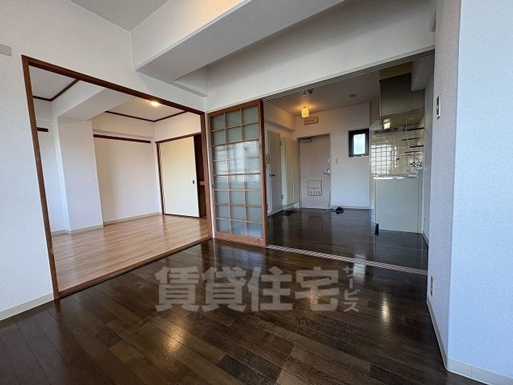 大阪府大阪市淀川区西三国1丁目の賃貸マンションの居間