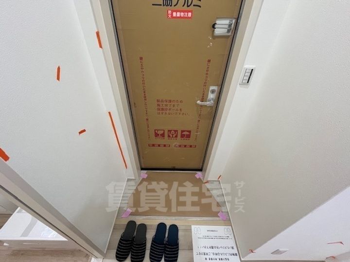 大阪府堺市北区中長尾町3丁の賃貸アパートの玄関