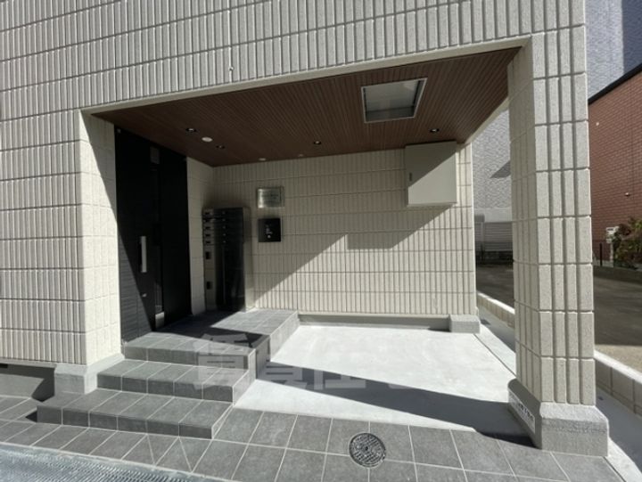 兵庫県神戸市中央区旭通2丁目の賃貸マンションの玄関