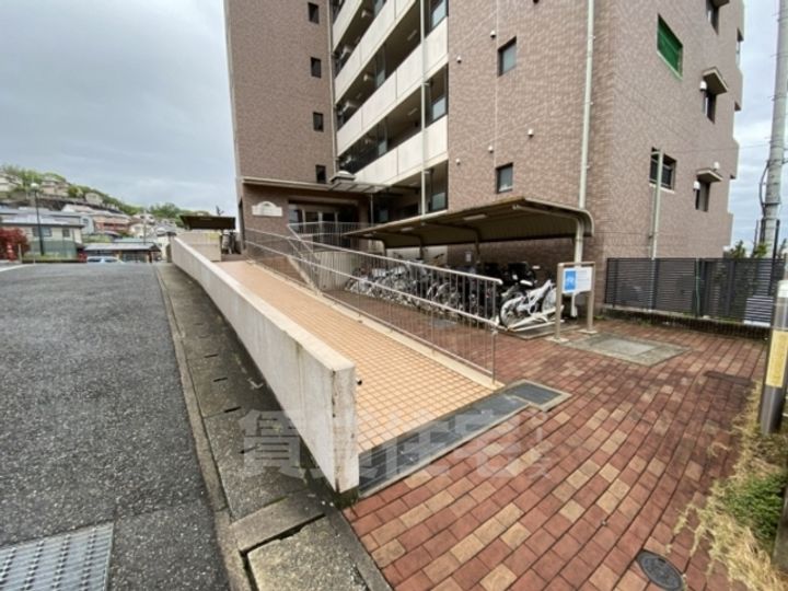 ガーデンコート楠ヶ丘104の玄関