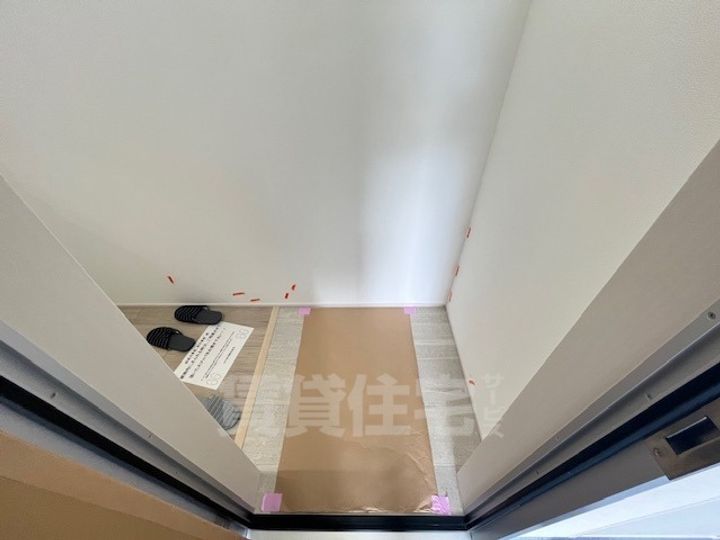 大阪府堺市西区上野芝町4丁の賃貸アパートの玄関