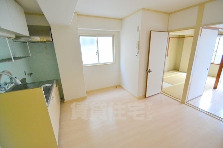 三国マンションの居間