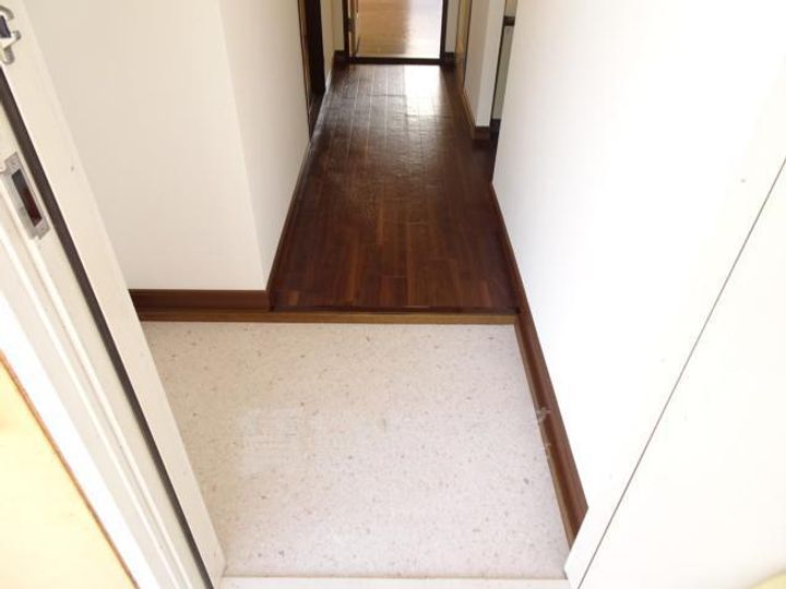 ウエストヒルB棟の玄関