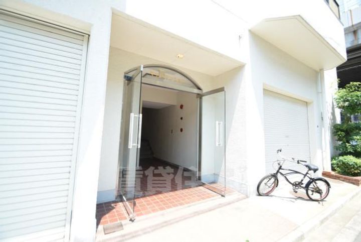 マエダマンションの玄関