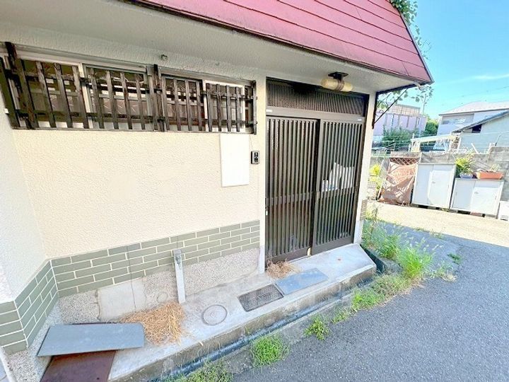 大阪府羽曳野市伊賀6丁目(一戸建)の賃貸物件の玄関
