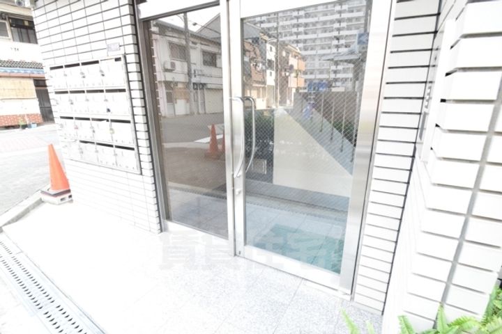 大阪府大阪市住吉区苅田10丁目の賃貸マンションの玄関