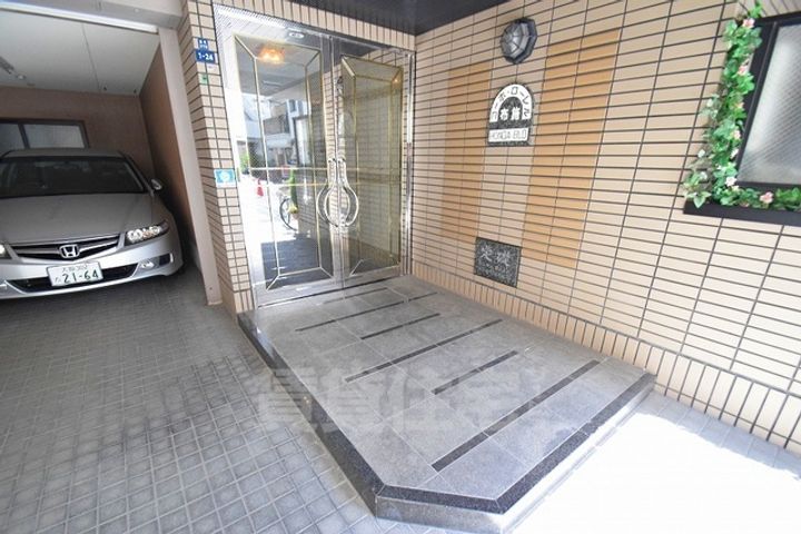 コーポローレル布施の玄関