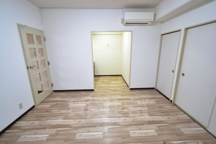 シロハイヌ今米の居間