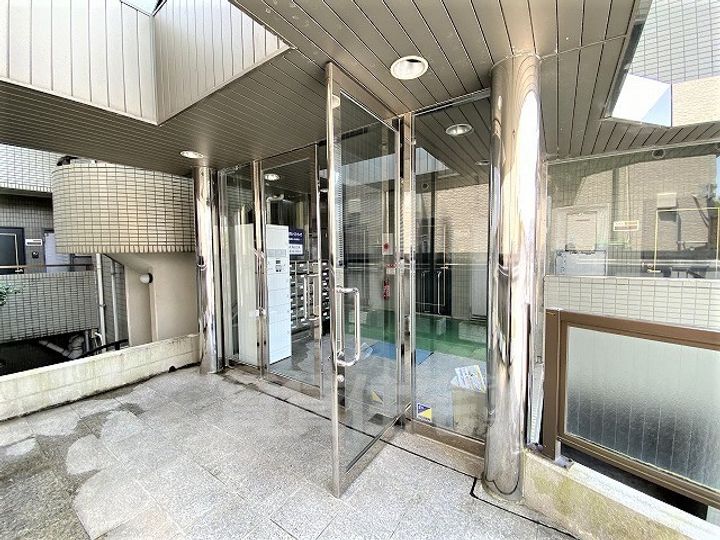 ウィンライフあやめ池の玄関