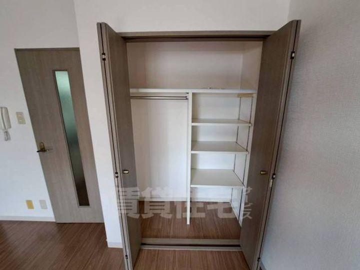 大阪府豊中市服部元町1丁目の賃貸マンションの内装