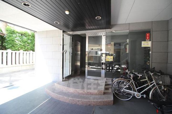 大阪府豊中市服部元町1丁目の賃貸マンションの玄関