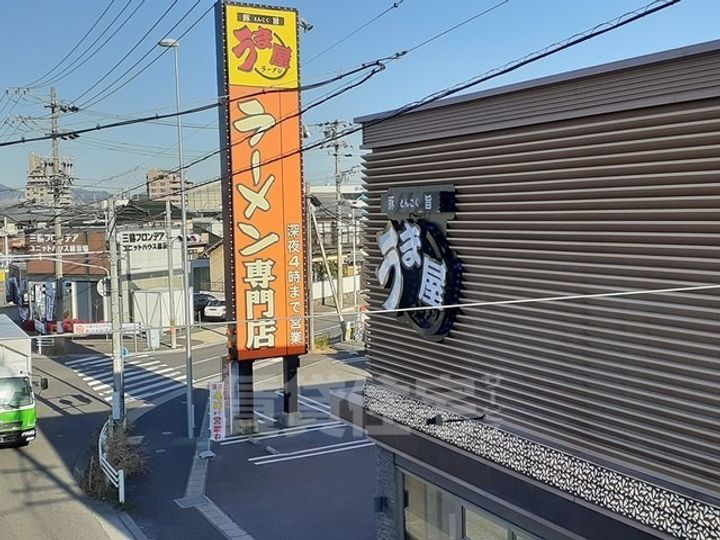 シャルマンの周辺