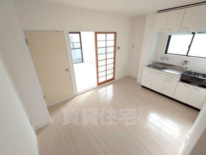 大阪府豊中市北桜塚4丁目の賃貸マンションの居間