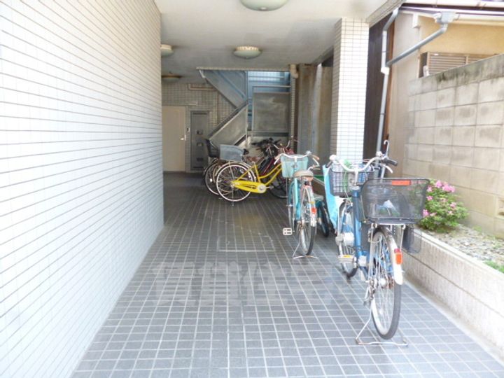 大阪府豊中市北桜塚4丁目の賃貸マンションの玄関