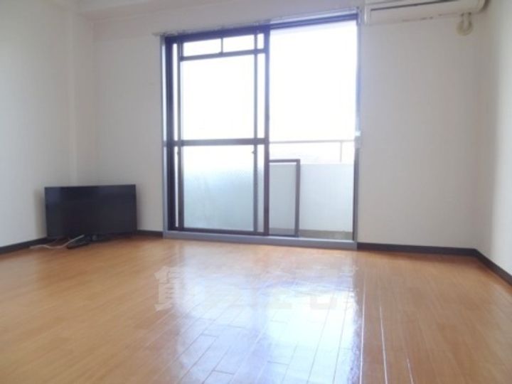 大阪府摂津市庄屋1丁目の賃貸マンションの居間
